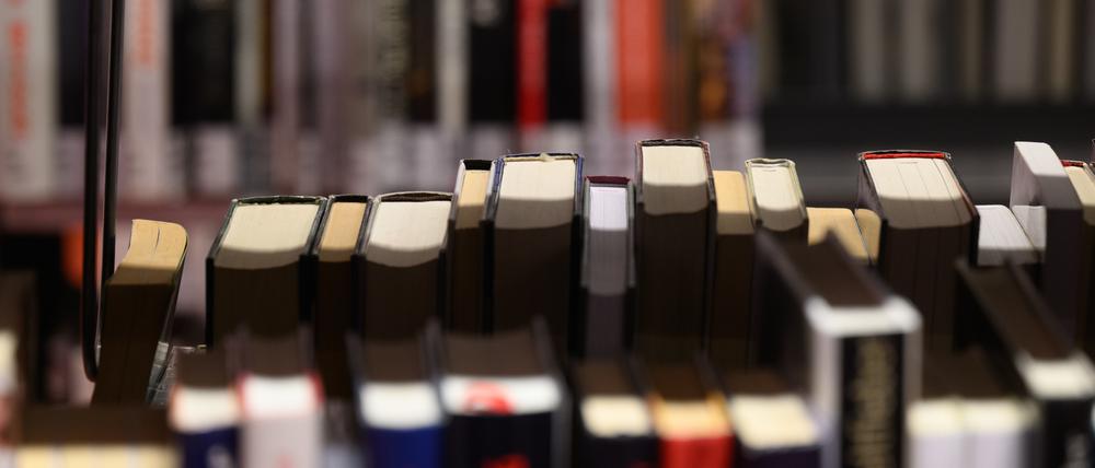 Bücher stehen in einem Bibliotheksregal. (Symbolbild)