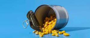 Eine geöffnete Konservendose mit Mais.