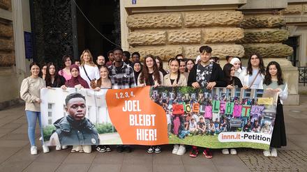 Vor vier Jahren kam Joel aus Ghana nach Hamburg. Mitten in der Abiturvorbereitung sollte der 18-Jährige dann abgeschoben werden. Durch die tatkräftige Unterstützung seiner Schule konnte das verhindert werden. 