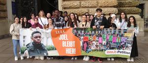 Vor vier Jahren kam Joel aus Ghana nach Hamburg. Mitten in der Abiturvorbereitung sollte der 18-Jährige dann abgeschoben werden. Durch die tatkräftige Unterstützung seiner Schule konnte das verhindert werden.