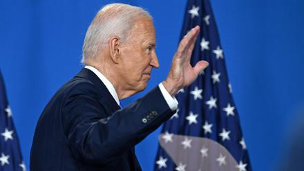 US-Präsident Joe Biden winkt nach seiner Pressekonferenz beim Nato-Treffen.