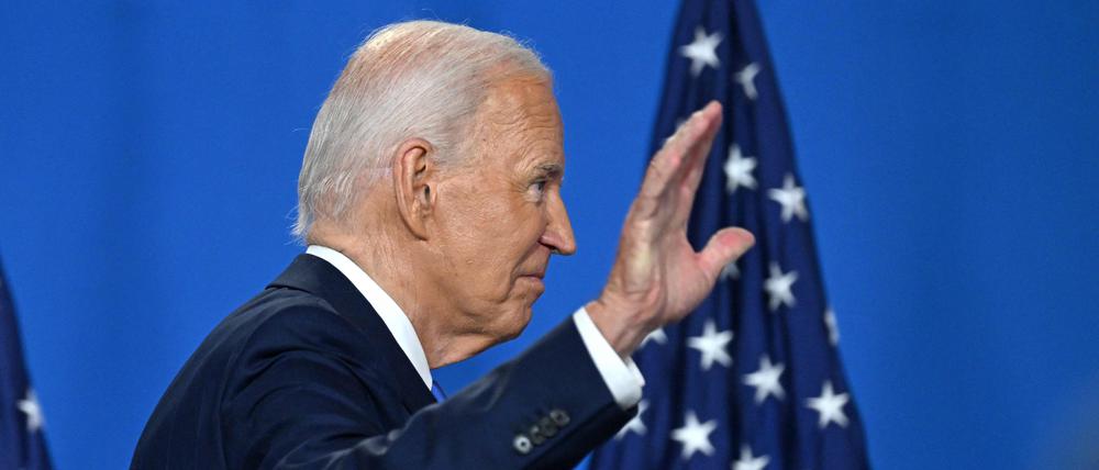 US-Präsident Joe Biden winkt nach seiner Pressekonferenz beim Nato-Treffen.