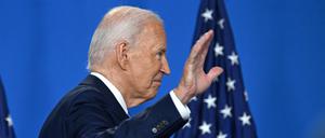 US-Präsident Joe Biden winkt nach seiner Pressekonferenz beim Nato-Treffen.