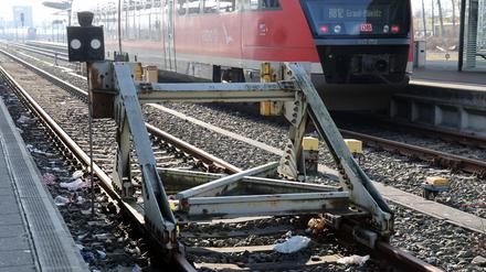 Ein Regionalzug der Deutschen Bahn steht im Hauptbahnhof.