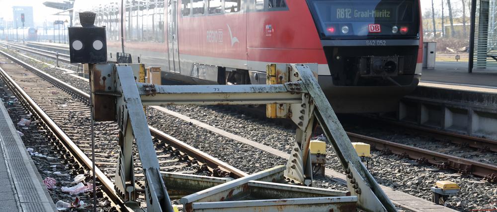 Ein Regionalzug der Deutschen Bahn steht im Hauptbahnhof.