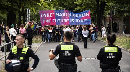 Menschen nehmen am Dyke Marsch am 21. Juli 2023 in Berlin teil.