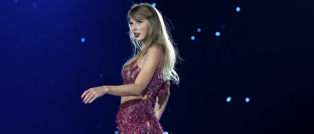 Taylor Swift 2023 beim Eröffnungskonzert ihrer „Eras“-Tour in Glendale, Arizona.