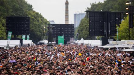 Die Fanzone am Brandenburger Tor mit der Siegessäule im Hintergrund. 
