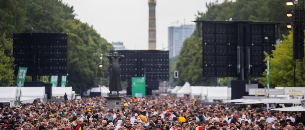 Die Fanzone am Brandenburger Tor mit der Siegessäule im Hintergrund. 