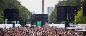 Die Fanzone am Brandenburger Tor mit der Siegessäule im Hintergrund. 