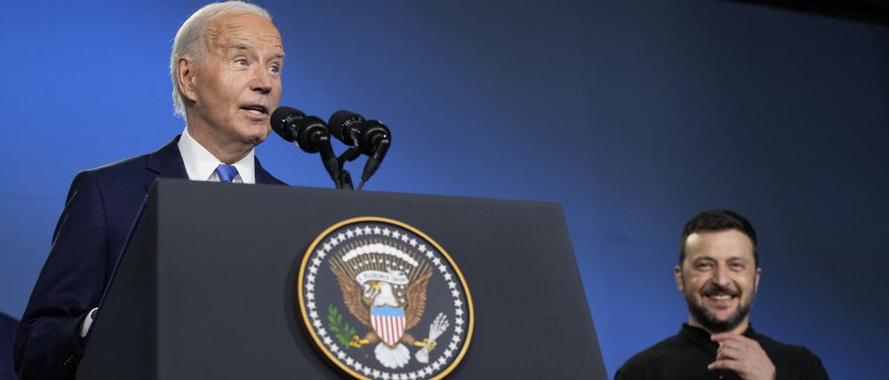 Joe Biden und der ukrainische Präsident Wolodymyr Selenskyj geben sich während einer Veranstaltung zum Ukraine Compact auf dem Nato-Gipfel in Washington die Hand. 