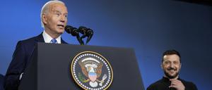 Joe Biden und der ukrainische Präsident Wolodymyr Selenskyj geben sich während einer Veranstaltung zum Ukraine Compact auf dem Nato-Gipfel in Washington die Hand. 