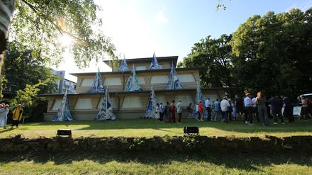 Bis zum 14. Juli werden das Regattahaus und der Musikpavillon am Ufer des Templiner Sees in Potsdam zum Begegnungs- und Ausstellungsort des Localize-Festivals. 