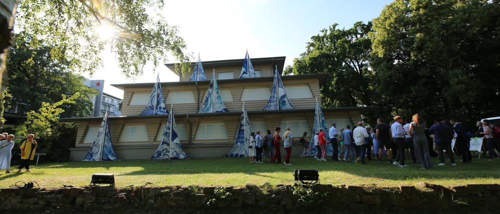 Bis zum 14. Juli werden das Regattahaus und der Musikpavillon am Ufer des Templiner Sees in Potsdam zum Begegnungs- und Ausstellungsort des Localize-Festivals.