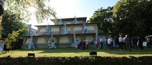 Bis zum 14. Juli werden das Regattahaus und der Musikpavillon am Ufer des Templiner Sees in Potsdam zum Begegnungs- und Ausstellungsort des Localize-Festivals. 