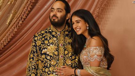 Anant Ambani mit seiner Verlobten Radhika Merchant im Jio World Centre in Mumbai.