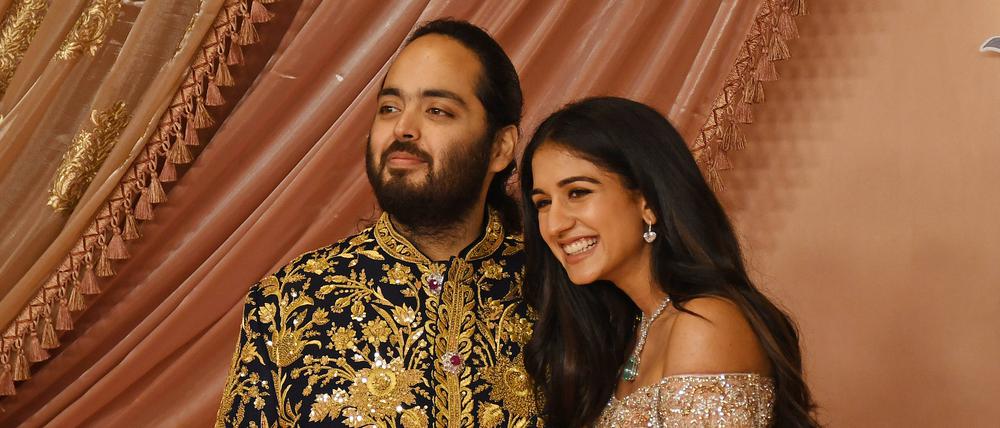 Anant Ambani mit seiner Verlobten Radhika Merchant im Jio World Centre in Mumbai.