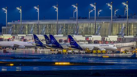 Franz-Josef-Strauß Flughafen München bei Nacht.