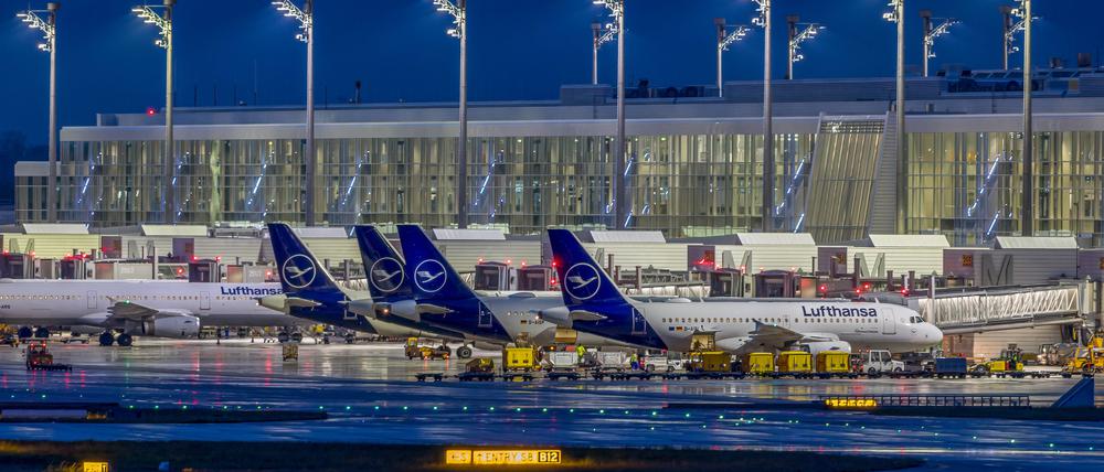 Franz-Josef-Strauß Flughafen München bei Nacht.
