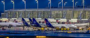 Franz-Josef-Strauß Flughafen München bei Nacht.