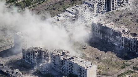Schwer zerstörte Stadt Tschassiw Jar im Donezker Gebiet