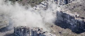 Schwer zerstörte Stadt Tschassiw Jar im Donezker Gebiet