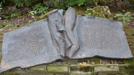 Eine kleine steinerne Tafel erinnert an das missglückte Stauffenberg-Attentat auf Hitler vom 20. Juli 1944.