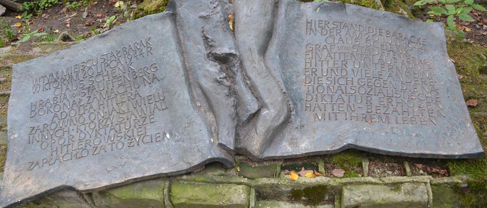 Eine kleine steinerne Tafel erinnert an das missglückte Stauffenberg-Attentat auf Hitler vom 20. Juli 1944.