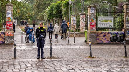Polizeikräfte am Görlitzer Park.