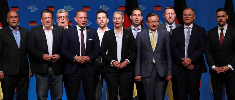 Der AfD-Parteivorstand singt zum Abschluss des Parteitags die deutsche Nationalhymne