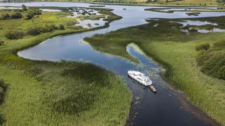 Gemächlich tuckert das Hausboot über den Shannon.