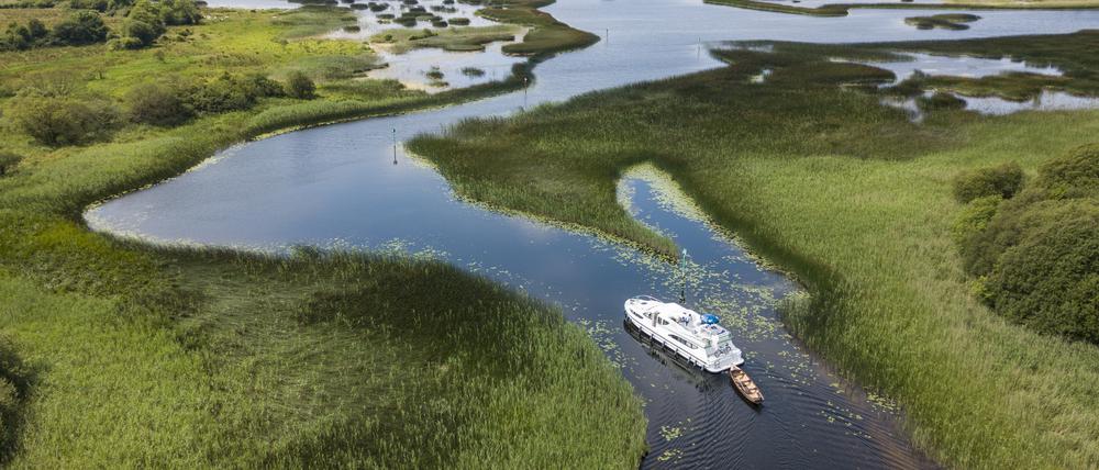 Gemächlich tuckert das Hausboot über den Shannon.