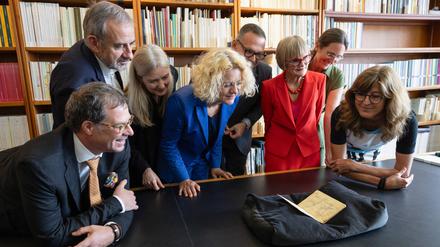 Geteilte Freude über den gemeinsamen Ankauf: Das „Karlsruher Skizzenbuch“ ist im Kupferstichkabinett in Berlin angekommen. Stiftungsverantwortliche, Institutions- und Museumsleiterinnen präsentieren den Neuzugang.