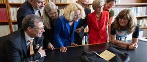 Geteilte Freude über den gemeinsamen Ankauf: Das „Karlsruher Skizzenbuch“ ist im Kupferstichkabinett in Berlin angekommen. Stiftungsverantwortliche, Institutions- und Museumsleiterinnen präsentieren den Neuzugang.