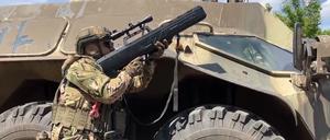 Auf diesem vom Pressedienst des russischen Verteidigungsministeriums veröffentlichten Foto zielt ein russischer Soldat mit einer Drohnenabwehrkanone an einem nicht genannten Ort in der Region Donezk in der Ukraine.