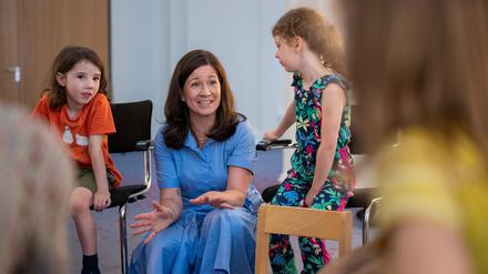 Katharina Günther-Wünsch (CDU), Berliner Senatorin für Bildung, Jugend und Familie, spricht beim Kindergipfel im Berliner Abgeordnetenhaus mit Kindern. 