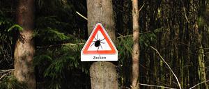 Warnschild vor Zecken.