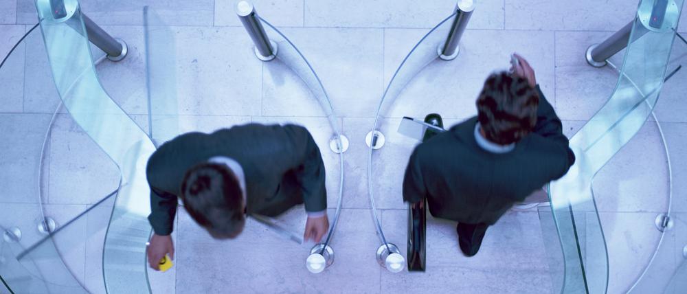 Businessmenschen in der Drehtür: Branchenwechsel sind in Deutschland wenig üblich - und nicht leicht zu meistern.