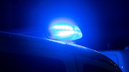 ARCHIV - 24.11.2023, Bremen: Ein Blaulicht leuchtet auf dem Dach eines Polizeiwagens. (zu dpa: «Polizei: Restaurant-Mitarbeiter verletzt Kollegen mit Messer») Foto: Sarah Knorr/dpa +++ dpa-Bildfunk +++