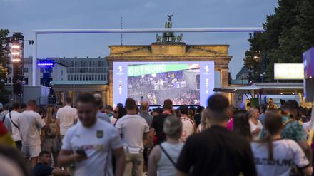 Fanzone, Spielunterbrechung aufgrund von Gewitter in Dortmund, Berlin, 29.06.2024 Fassballfans feiern und informieren sich auf der Fanzone am Brandenburger Tor nach der Spielunterbrechung des Achtelfinalspiels Deutschland-Dänemark aufgrund eines Gewitters über dem Stadion in Dortmund, Berlin, 29.06.2024 Berlin Fanzone *** Fanzone, match interruption due to thunderstorm in Dortmund, Berlin, 29 06 2024 Fassball fans celebrate and inform themselves at the Fanzone at the Brandenburg Gate after the interruption of the round of 16 match between Germany and Denmark due to a thunderstorm over the stadium in Dortmund, Berlin, 29 06 2024 Berlin Fanzone Copyright: xBenxKriemannx