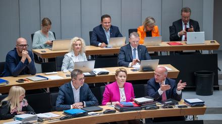 Iris Spranger (l-r, SPD), Senatorin für Inneres und Sport, Stefan Evers (CDU), Bürgermeister und Senator für Finanzen, Franziska Giffey (SPD), Bürgermeisterin und Senatorin für Wirtschaft, Energie und Betriebe, und Berlins Regierender Bürgermeister Kai Wegner (CDU) 