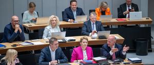 Iris Spranger (l-r, SPD), Senatorin für Inneres und Sport, Stefan Evers (CDU), Bürgermeister und Senator für Finanzen, Franziska Giffey (SPD), Bürgermeisterin und Senatorin für Wirtschaft, Energie und Betriebe, und Berlins Regierender Bürgermeister Kai Wegner (CDU) 