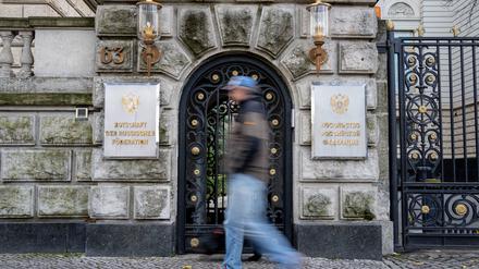 Ein Passant geht an einem Eingangstor der russischen Botschaft in Berlin vorbei.