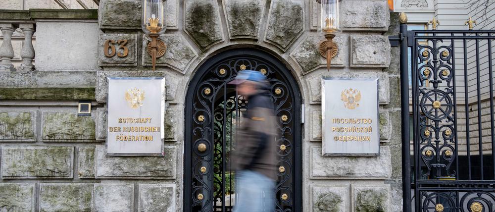 Ein Passant geht an einem Eingangstor der russischen Botschaft in Berlin vorbei.