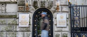 Ein Passant geht an einem Eingangstor der russischen Botschaft in Berlin vorbei.