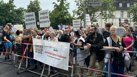 Menschen demonstrieren gegen den Auftritt von  Martin Sellner.