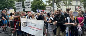 Menschen demonstrieren gegen den Auftritt von  Martin Sellner.