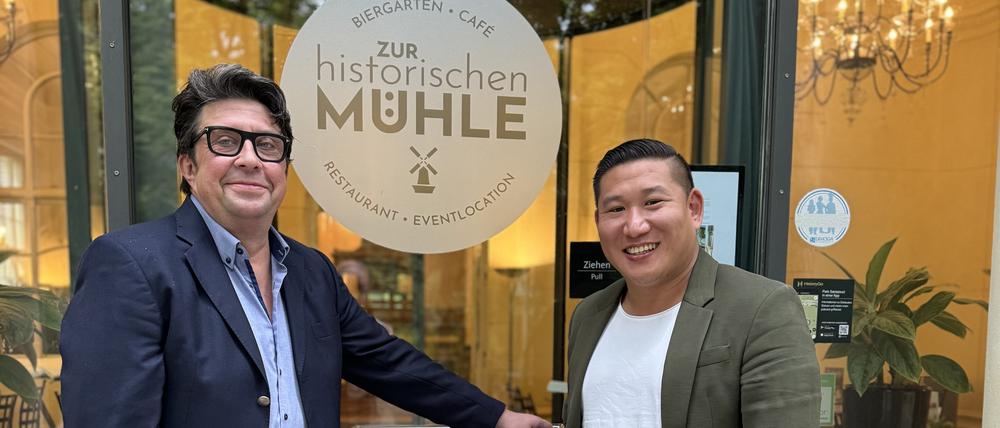 Gourmetkoch Alexander Dressel (l.) steigt beim Restaurant „Zur historischen Mühle“ in die Betriebsleitung neben Hee-Sun Kim ein.