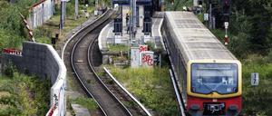 S-Banh am Bahnhof Yorckstraße 2020-06-24, Berlin, Deutschland - Zug der Berliner S-Bahn auf der Linie S2 am Bahnhof Yorckstraße. *** S Banh at Yorckstraße station 2020 06 24, Berlin, Germany Train of the Berlin S Bahn on line S2 at Yorckstraße station