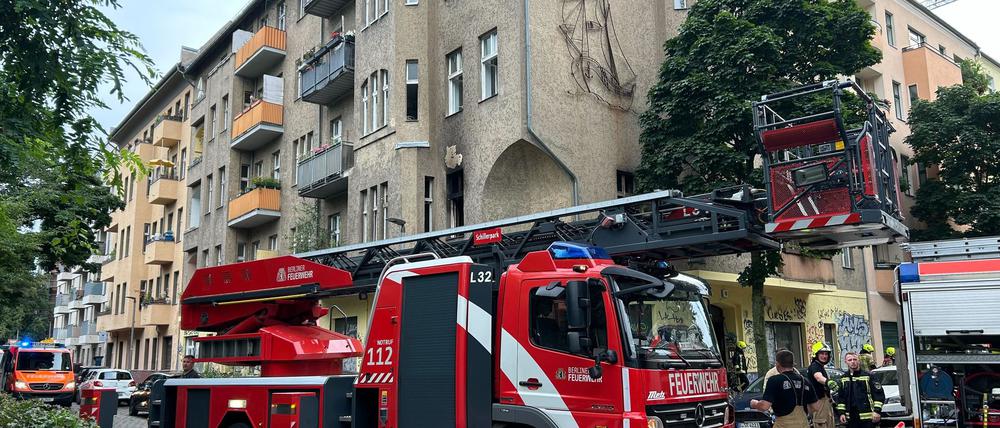Bei einem Wohnungsbrand in Gesundbrunnen ist ein Mensch schwer verletzt worden. Er wurde mit einem Rettungshubschrauber in eine Klinik gebracht.